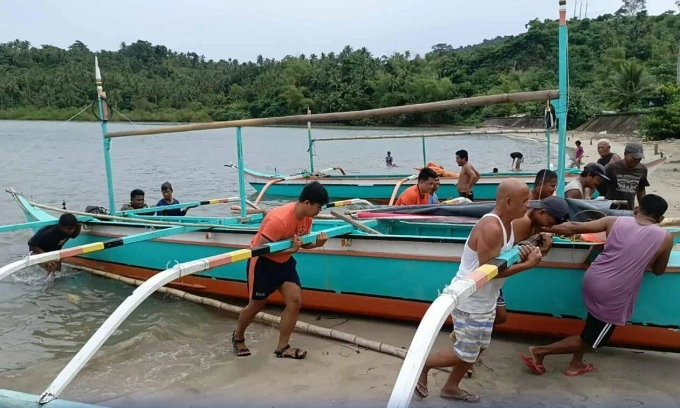 Người dân ở Bicol, miền trung Philippines, đưa thuyền lên bờ ngày 25/9, đề phòng bão Bualoi. Ảnh: CSB Bicol