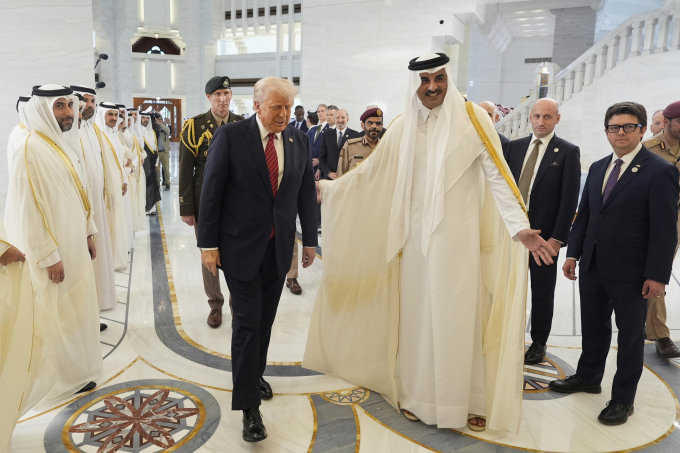 Quốc vương Qatar Tamim bin Hamad Al Thani đón tiếp Tổng thống Mỹ Donald Trump tại sự kiện ở Doha ngày 14/5. Ảnh: AP