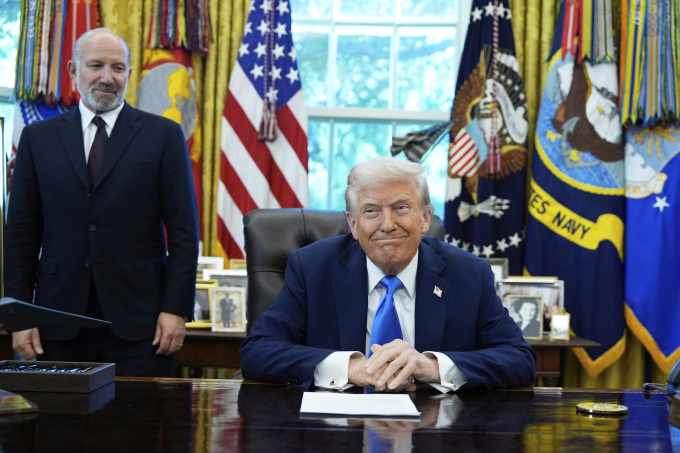 Tổng thống Mỹ Donald Trump và Bộ trưởng Thương mại Howard Lutnick ở Nhà Trắng ngày 19/9. Ảnh: AP