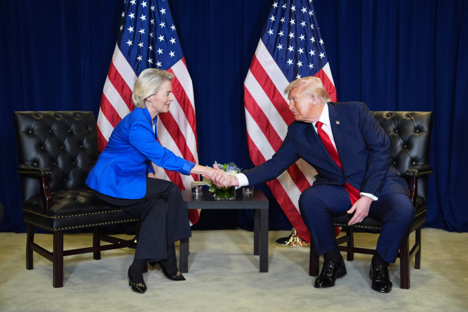 Ông Trump gặp Chủ tịch Ủy ban châu Âu (EC) Ursula von der Leyen bên lề phiên họp của Đại hội đồng Liên Hợp Quốc ngày 23/9. Ảnh: AP