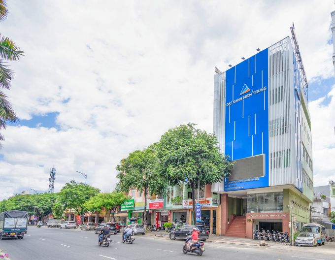 Công ty cổ phần kinh doanh và đầu tư Đất Xanh Miền Trung - đơn vị môi giới và phân phối có trụ sở đặt tại 386 Điện Biên Phủ, Thanh Khê, Đà Nẵng.