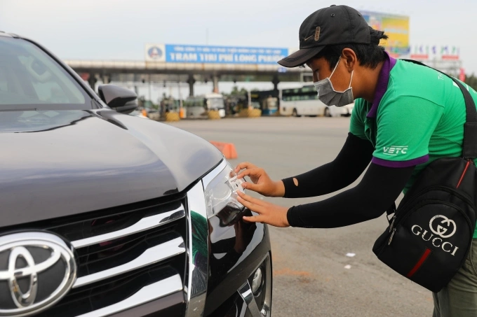 Dán thẻ thu phí không dừng ETC tại cao tốc TP HCM - Long Thành - Dầu Giây. Ảnh: Quỳnh Trần