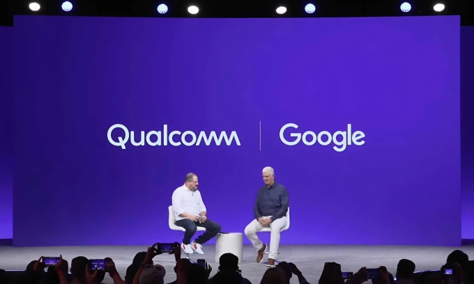 Cristiano Amon, CEO Qualcomm, và Rick Osterloh, Giám đốc nền tảng và thiết bị của Google, trò chuyện tại Hội nghị thượng đỉnh Snapdragon của Qualcomm hôm 24/9. Ảnh: Snapdragon