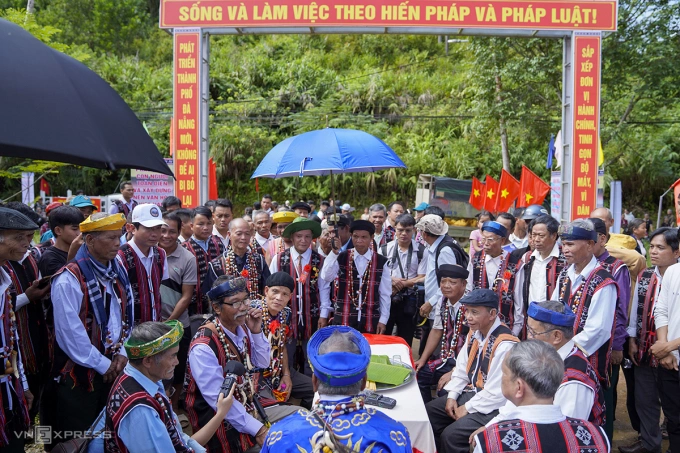 Sau sáp nhập, đồng bào Cơ Tu ba xã cũ là Sông Kôn, Jơ Ngây và A Ting (nay thuộc xã Sông Kôn) đã cùng kết nghĩa anh em để thắt chặt tình đoàn kết, tương trợ lẫn nhau. Ảnh: Nguyễn Đông