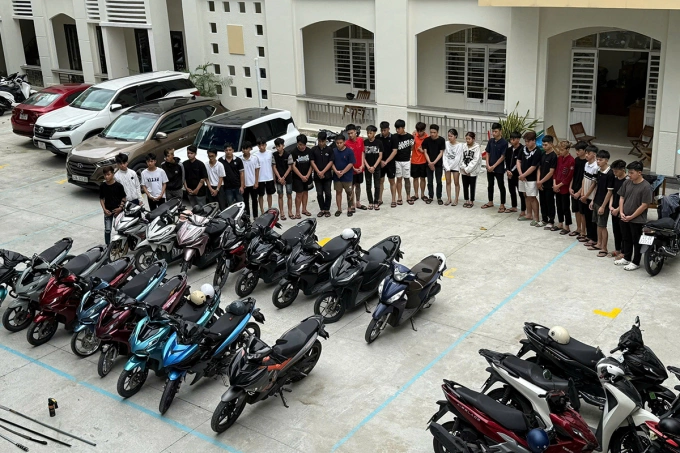 Những thanh thiếu niên của các nhóm gây rối trật tự công cộng bị công an triệu tập, tạm giữ phương tiện. Ảnh: Công an cung cấp