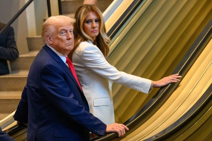 Vợ chồng ông Trump trên chiếc thang cuốn gặp sự cố tại trụ sở LHQ hôm 23/9. Ảnh: AFP