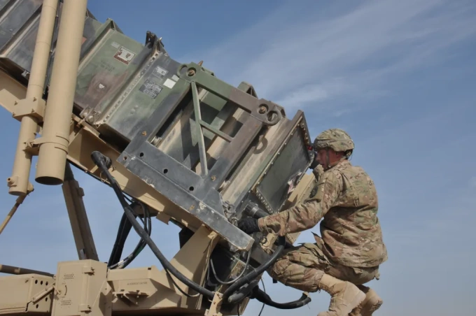 Binh sĩ Mỹ kiểm tra hệ thống Patriot tại căn cứ Al-Udeid hồi tháng 3. Ảnh: Lục quân Mỹ