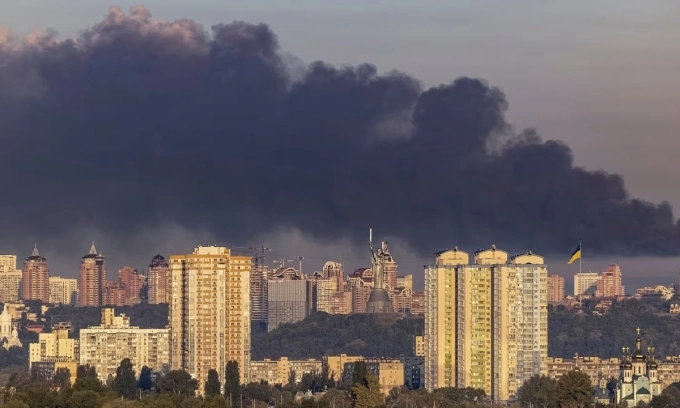 Khói đen bốc lên ở thủ đô Kiev, Ukraine, sau một cuộc tập kích của Nga hôm 7/9. Ảnh: Reuters