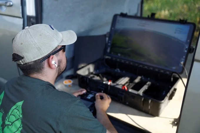 Một quân nhân Ukraine đang điều khiển UAV đánh chặn qua màn hình tại vùng Dnipropetrovsk hồi tháng 7. Ảnh: Reuters