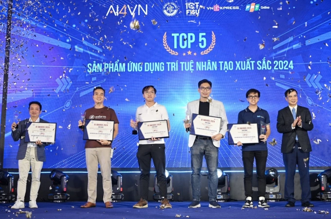 Thứ trưởng Khoa học và Công nghệ Bùi Thế Duy (bìa phải) trao giải cho top 5 dự án thắng giải AI Awards 2024. Ảnh:Giang Huy