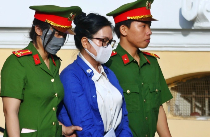 Bà Lê Thúy Hằng bị đưa đến tòa lúc 7h sáng nay. Ảnh: