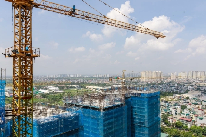 Tòa căn hộ đầu tiên tại dự án cất nóc hôm 11/8. Ảnh: HMR