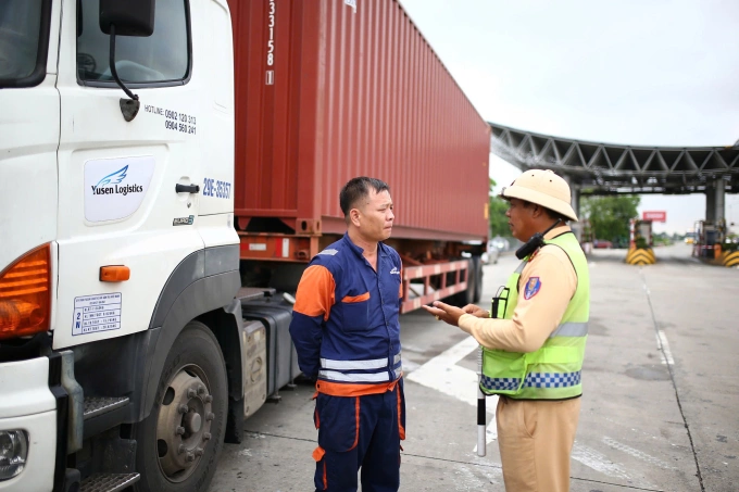 Cảnh sát giao thông hướng dẫn lái xe trên cao tốc Pháp Vân - Cầu Giẽ. Ảnh: Phạm Chiểu