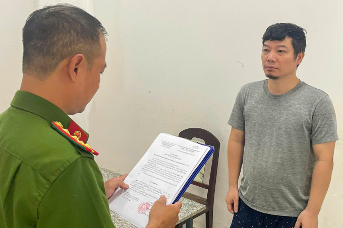 Cơ quan Cảnh sát điều tra Công an TP Đà Nẵng tống đạt các quyết định đối với Nguyễn Đăng Đông. Ảnh: Công an cung cấp