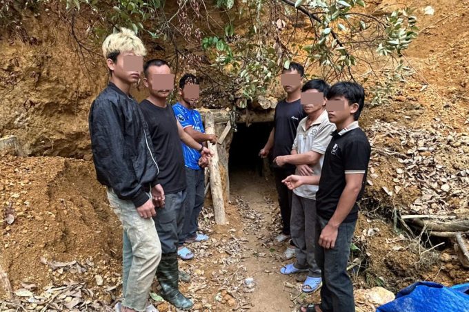 Nhóm người bị bắt quả tang khai thác vàng tại xã Trà Liên. Ảnh: Công an Đà Nẵng