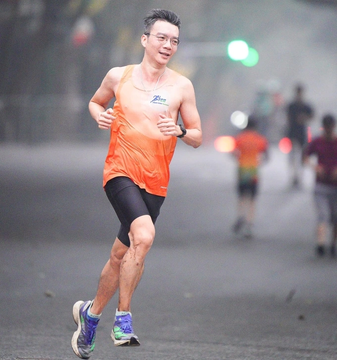 Nam runner tập long run cuối tuần ở hồ Gươm. Ảnh: FBNV