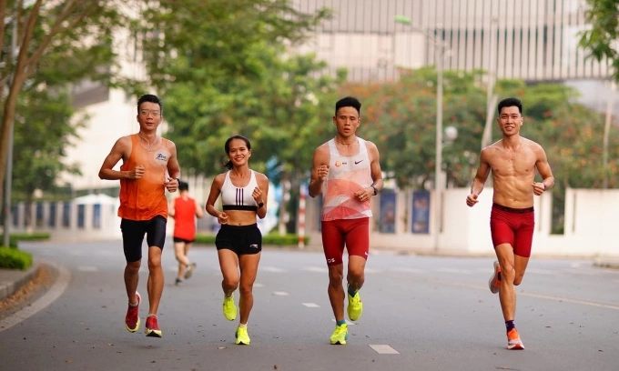 Mai Trung (ngoài cùng bên trái) tập cùng Hồng Lệ và các elite tại Starlake. Ảnh: FBNV