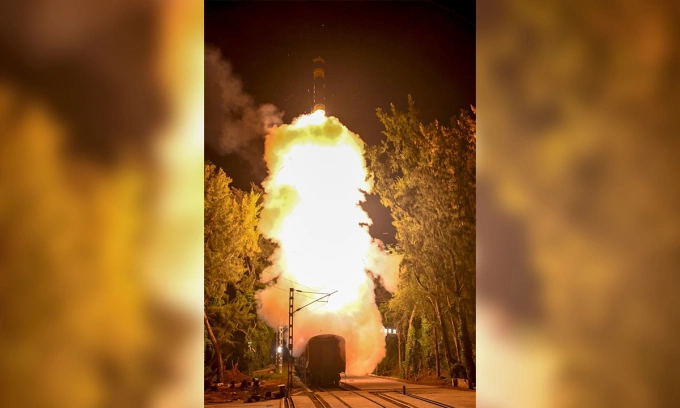Tên lửa đạn đạo Agni-Prime rời bệ phóng trên toa tàu hỏa ngày 24/9. Ảnh: DRDO