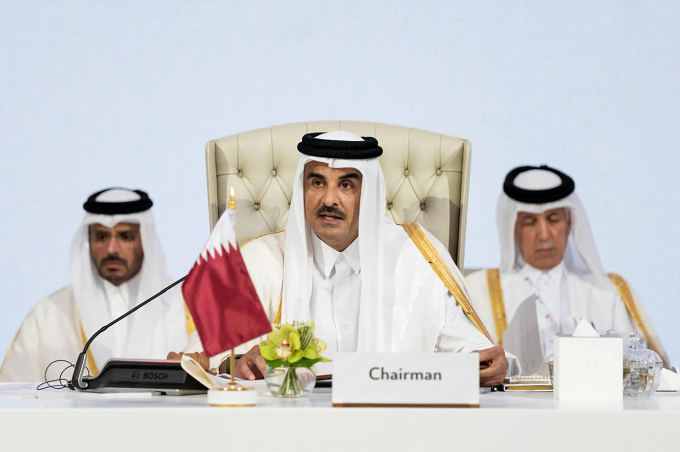 Vua Qatar Tamim bin Hamad Al-Thani (giữa) chủ trì hội nghị thượng đỉnh khẩn cấp các nước Arab - Hồi giáo tại Doha ngày 15/9. Ảnh: AFP