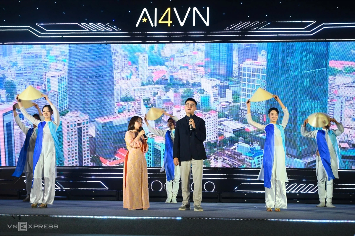 Tiết mục ca nhạc của hai kỹ sư AI Huy Phạm và Nguyễn Khánh Linh khiến nhiều khán giả ở AI Awards 2025 thích thú. Ảnh: Giang Huy