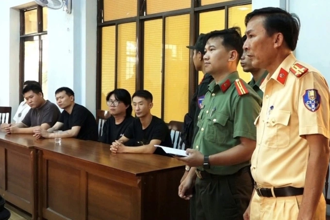 Cảnh sát làm việc với nhóm người Trung Quốc nhập cảnh trái phép. Ảnh: Công an tỉnh Quảng Ngãi