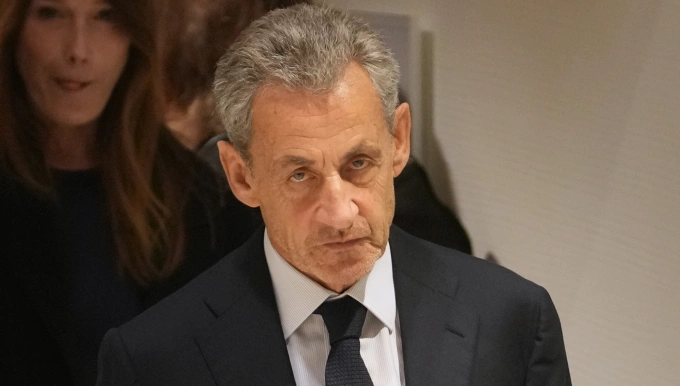 Cựu tổng thống Pháp Nicolas Sarkozy bên ngoài phòng xử án tại Paris hôm 25/9. Ảnh: AP