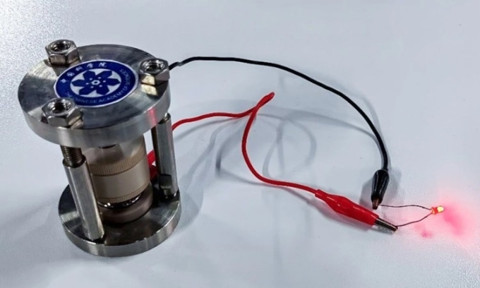 Nguyên mẫu pin của nhóm nghiên cứu DICP. Ảnh: CCTV