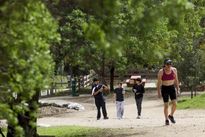Người dân đi bộ dọc theo đường mòn tại công viên Runyon Canyon hồi tháng 2. Ảnh: LA Times