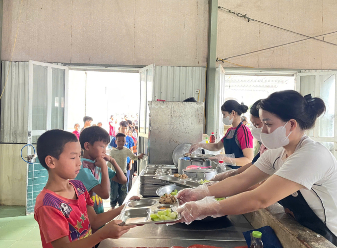 Học sinh bán trú trường PTDTBT THCS Mường Lý, xã Mường Lý, tỉnh Thanh Hóa xếp hàng ăn cơm, tháng 9/2025. Ảnh: Nhà trường cung cấp