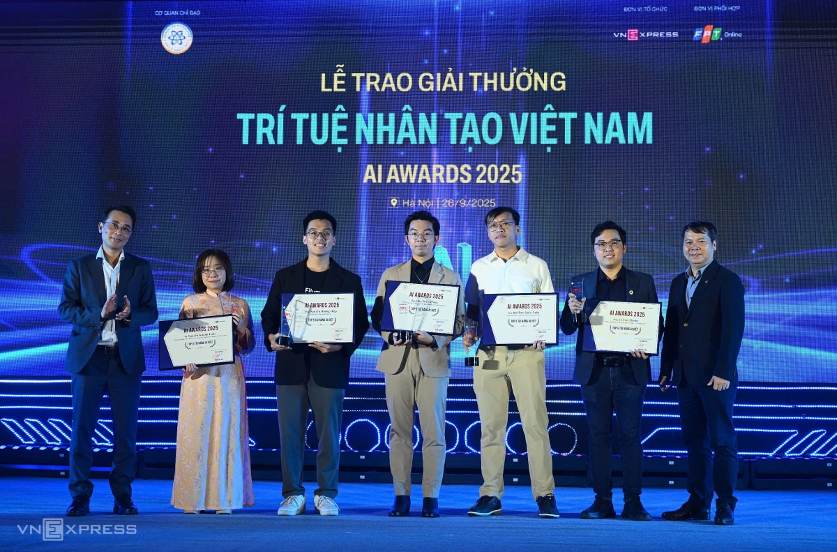 Năm tài năng AI Việt được vinh danh tại AI Awards và nhận giải từ GS.TS Chử Đức Trình (trái) - Hiệu trưởng Trường Đại học Công nghệ, Đại học Quốc gia Hà Nội và TS. Nguyễn Tuấn Khang (phải) - Lãnh đạo khu vực, Khối Nền tảng dữ liệu và AI, IBM khu vực Đông Nam Á. Ảnh: Giang Huy