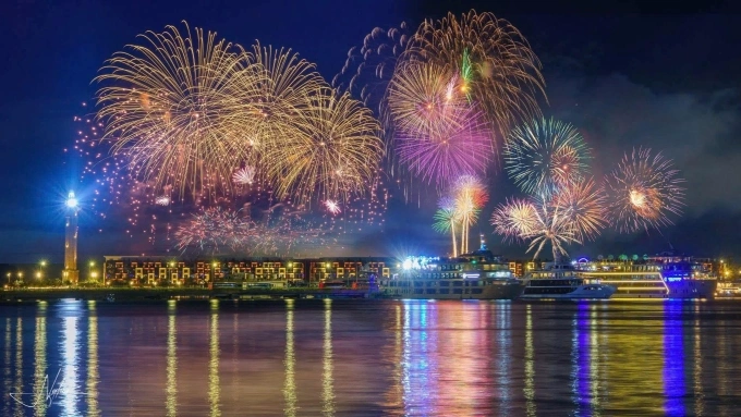 Pháo hoa và các hoạt động ẩm thực - giải trí diễn ra thường xuyên tại phường Bãi Cháy. Ảnh: