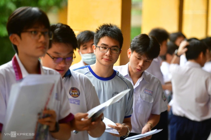 Các thí sinh ở điểm thi trường THPT Trưng Vương, phường Bến Nghé, TP HCM. Ảnh: Thanh Tùng