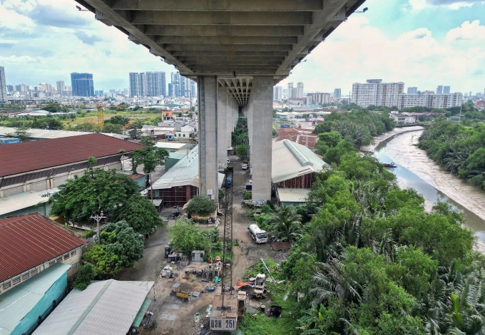 Nhà, ôtô và các phương tiện công trình tập kết ở chân cầu Phú Mỹ (quận 7 cũ), tháng 9/2025. Ảnh: Quỳnh Trần