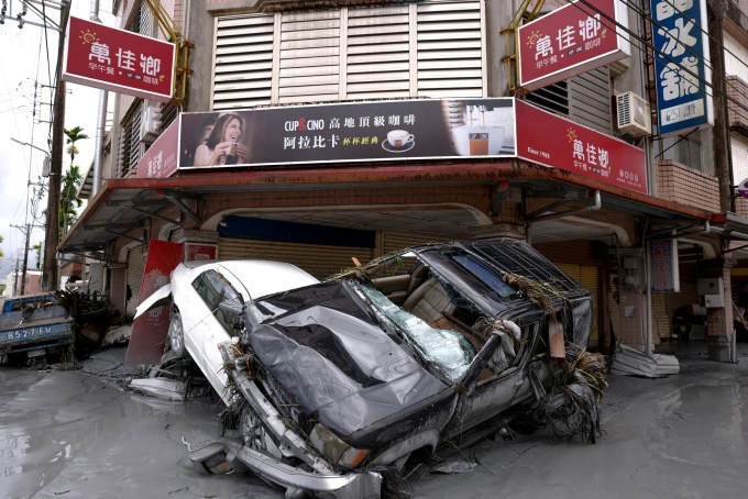 Ôtô hư hại do lũ ở huyện Hoa Liên, Đài Loan ngày 24/9. Ảnh: Reuters