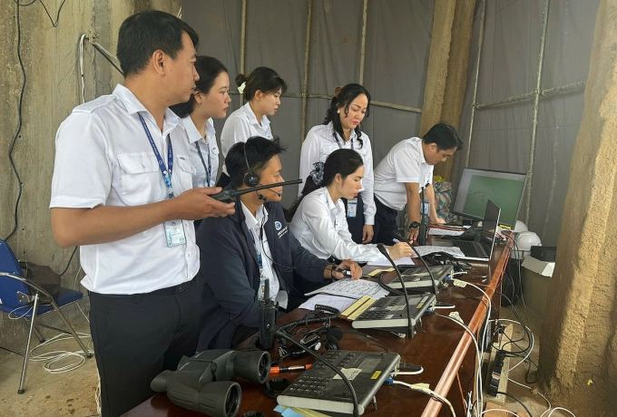 Trạm kiểm soát không lưu trên tháp không lưu điều hành bay sáng nay. Ảnh: Thái Hà