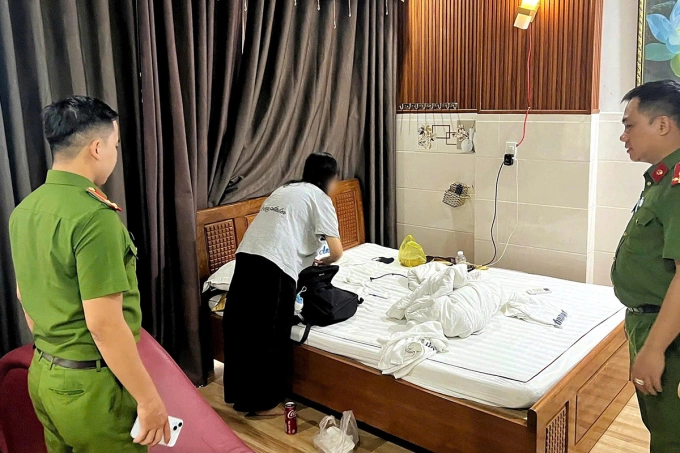Nữ sinh viên bị nhóm lừa đảo dẫn dụ đến thuê phòng một nhà nghỉ để nói chuyện và sau đó chuyển toàn bộ số tiền trong tài khoản. Ảnh: Công an cung cấp