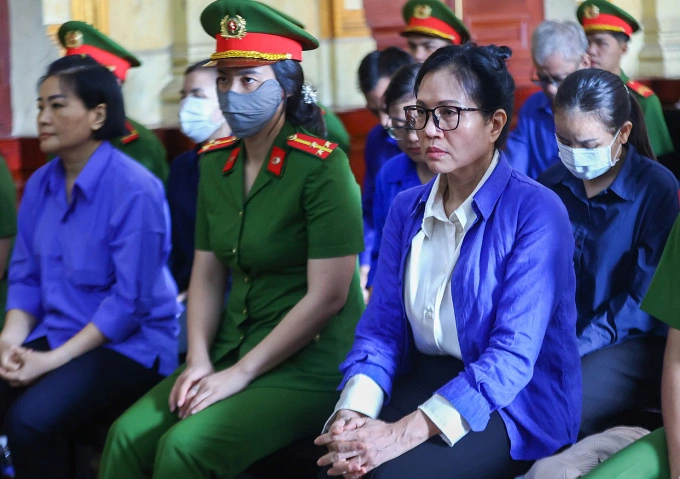 Bà Hằng cùng các đồng phạm tại tòa. Ảnh: Trần Quỳnh