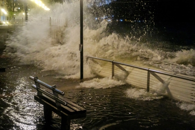 Sóng lớn ập vào khu dân cư Heng Fa Chuen khi siêu bão Ragasa áp sát Hong Kong ongày 23/9. Ảnh: AFP