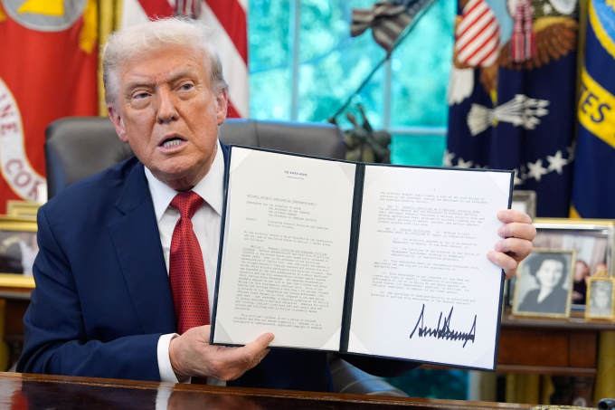 Tổng thống Mỹ Donald Trump ký một biên bản ghi nhớ tại Phòng Bầu dục, Nhà Trắng, hôm 25/9. Ảnh: AP