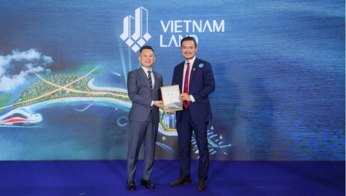Ông Trương Văn Trung, Tổng giám đốc Vietnam Land nhận chứng nhận đại lý phân phối. Ảnh: Vietnam Land