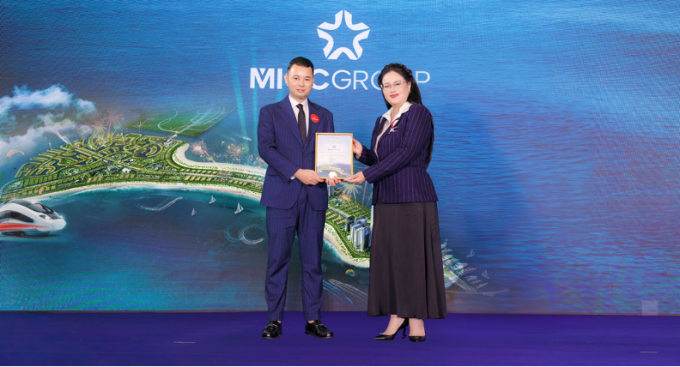Ông Nguyễn Thanh Hoàng - Chủ tịch HĐQT Micc Group nhận giấy chứng nhận phân phối dự án từ chủ đầu tư Vinhomes. Ảnh: Micc Group