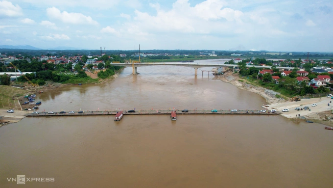 Cầu phao bắc qua sông Hồng cách cầu Phong Châu mới chuẩn bị khánh thành hơn 300 mét. Ảnh: Huyền Sâm