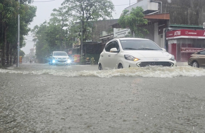 Đường ở phường Vĩnh Phú ngập hơn 30 cm. Ảnh: Đức Hùng