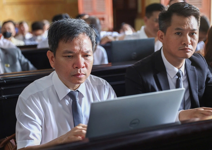 Luật sư Nguyễn Hồng Bách (áo trắng) bào chữa cho bà Lê Thúy Hằng. Ảnh: Trần Quỳnh
