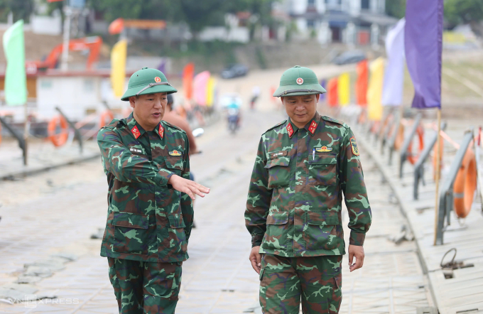 Thượng tá Đỗ Văn Hưng, Phó lữ đoàn trưởng Lữ đoàn Công binh 249 cùng đồng đội đi kiểm tra hoạt động của cầu phao. Ảnh: Phạm Chiểu