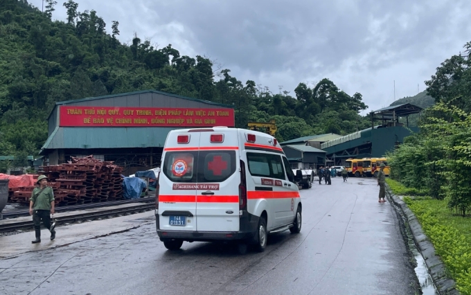 Xe cấp cứu có mặt tại hiện trường đưa người bị tai nạn đi cấp cứu. Ảnh: Thanh Tùng