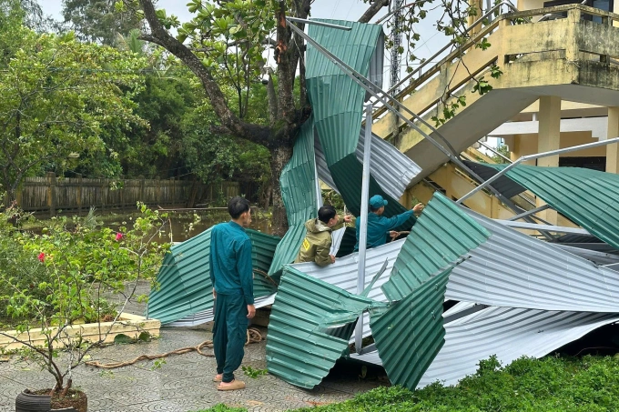 Mái tôn của Trường Tiểu học số 2 Quảng An bị lốc xoáy giật tung, rơi xuống đất. Ảnh: Võ Thạnh