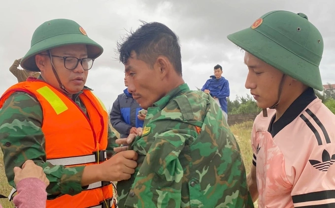 Ngư dân bơi vào bờ đang được chăm sóc sức khỏe. Ảnh: Bộ đội Biên phòng tỉnh Quảng Trị