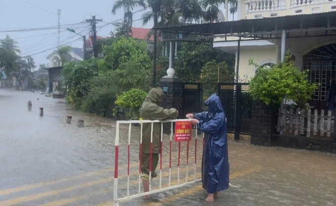 Lực lượng chức năng cảnh báo khu vực bị ngập. Ảnh: Vạn An