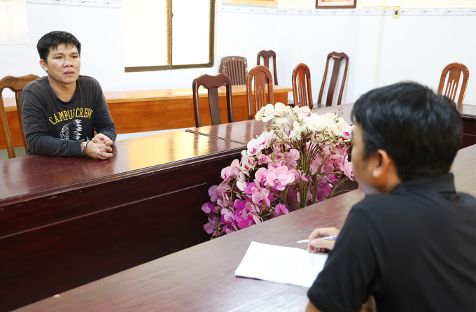 Trần Văn Bìa (trái) tại cơ quan điều tra. Ảnh: Tiến Tầm